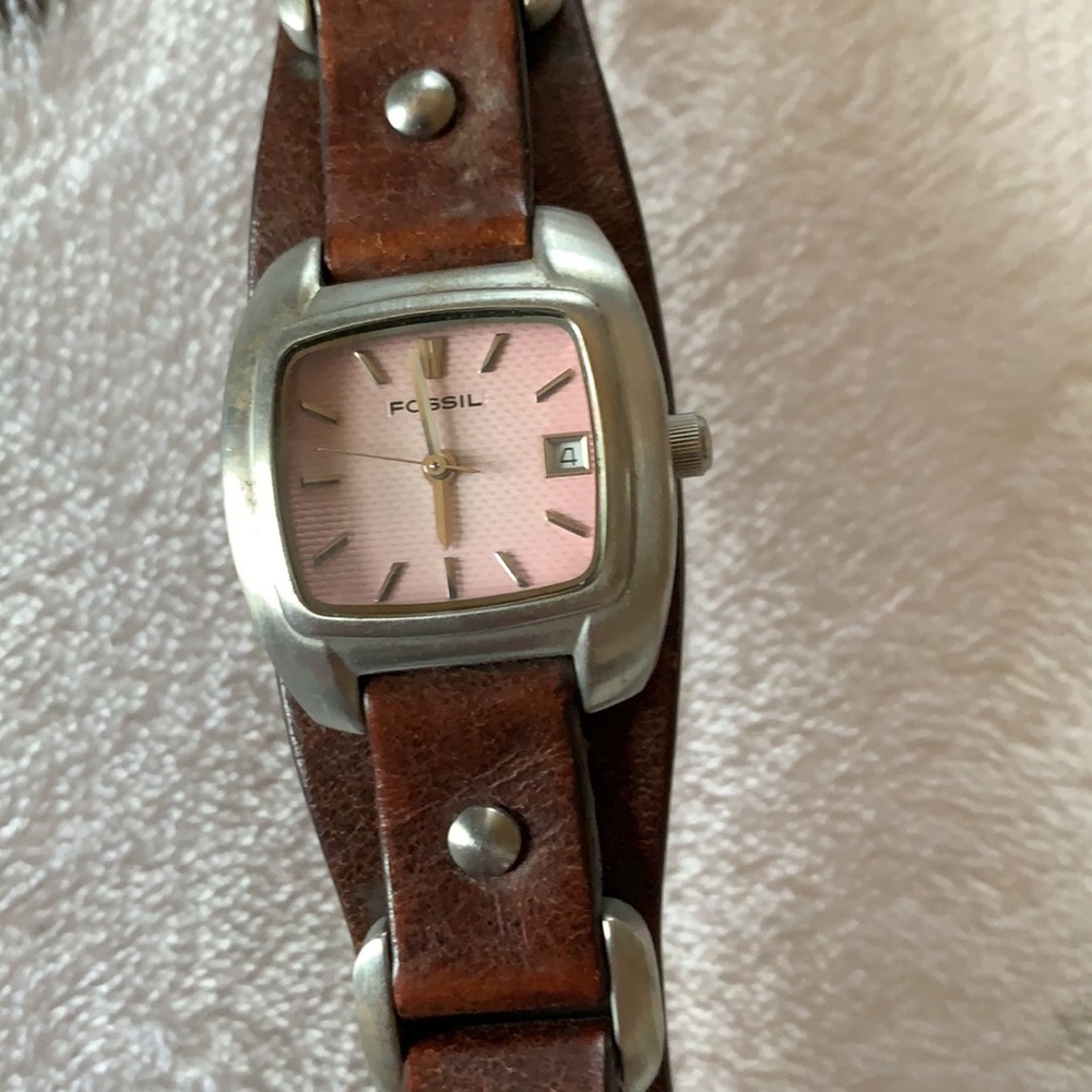 Fossil watch very cute needs a battery - Picture 2 of 3